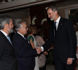 Don Felipe recibe el saludo del presidente del Tribunal Constitucional, Juan José González Rivas