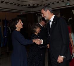 Su Majestad el Rey recibe el saludo de la directora de la Fundación Princesa de Asturias, Teresa Sanjurjo