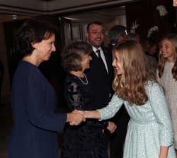 Su Alteza Real la Princesa de Asturias es saludada por la directora de la Fundación Princesa de Asturias, Teresa Sanjurjo