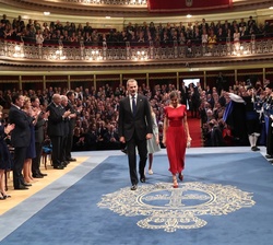 Sus Majestades los Reyes reciben el aplauso de los asistentes a su entrada en el escenario del Teatro Campoamor