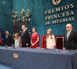 Sus Majestades los Reyes, Sus Altezas Reales la Princesa de Asturias y la Infanta Doña Sofía, el presidente del Principado de Asturias y el de la Fund