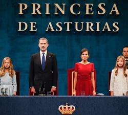 Sus Majestades los Reyes y Sus Altezas Reales la Princesa de Asturias y la Infanta Doña Sofía, en la mesa presidencial, durante la interpretación del 