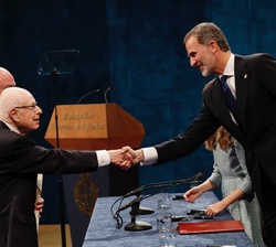 Su Majestad el Rey recibe el saludo de Peter Brook, Premio Princesa de Asturias de las Artes