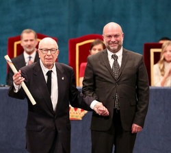 Peter Brook tras recoger el diploma