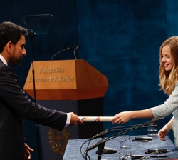 Su Alteza Real la Princesa de Asturias hace entrega del diploma a Salman Khan, Premio Princesa de Asturias de Cooperación Internacional