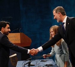 Don Felipe es saludado por Salman Khan, Premio Princesa de Asturias de Cooperación Internacional