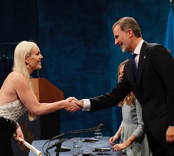 Don Felipe es saludado por Lindsey Vonn, Premio Princesa de Asturias de los Deportes