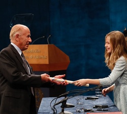 Su Alteza Real la Princesa de Asturias entrega el diploma a Alejandro Portes, Premio Princesa de Asturias de Ciencias Sociales