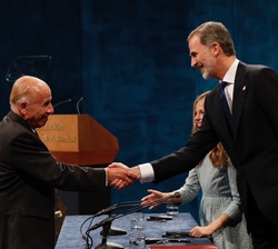 Su Majestad el Rey recibe el saludo de Alejandro Portes, Premio Princesa de Asturias de Ciencias Sociales