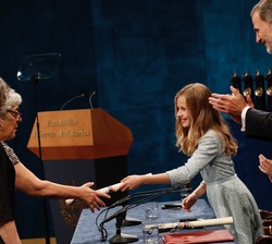 Su Alteza Real la Princesa de Asturias entrega el diploma a Joanne Chory, Premio Princesa de Asturias de Investigación Científica y Técnica
