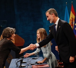 Su Majestad el Rey es saludado por Sandra Myrna Díaz, Premio Princesa de Asturias de Investigación Científica y Técnica