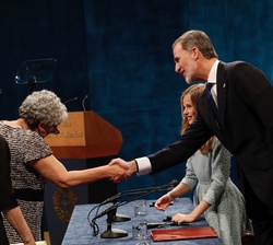 Su Majestad el Rey recibe el saludo de Joanne Chory, Premio Princesa de Asturias de Investigación Científica y Técnica