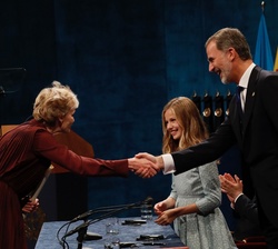 Su Majestad el Rey saluda a Siri Hustvet, Premio Princesa de Asturias de las Letras, tras recoger el galardón