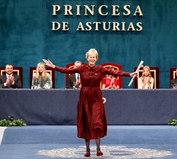 La Premio Princesa de Asturias de las Letras, Siri Hustvet, tras recoger el galardón
