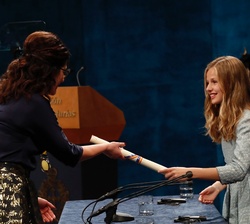 Su Alteza Real la Princesa de Asturias hace entrega del galardón a Aleksandra María Dulkiewicz, alcaldesa de Gdansk, Premio Princesa de Asturias de la