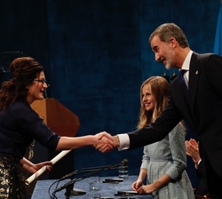 Su Majestad el Rey saluda a Aleksandra María Dulkiewicz, alcaldesa de Gdansk, Premio Princesa de Asturias de la Concordia, tras recoger el diploma
