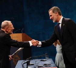 Su Majestad el Rey saluda a Javier Solana, presidente del Patronato del Museo Nacional del Prado, Premio Princesa de Asturias de Comunicación y Humani