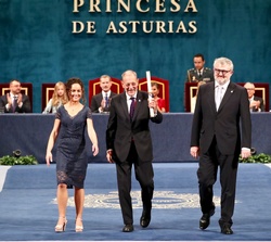Javier Sola, Miguel Falomir, y Laura Fernández tras recibir el diploma