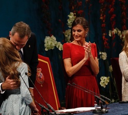 Su Alteza Real la Princesa de Asturias recibe la felicitación de Su Majestad el Rey al finalizar su intervención