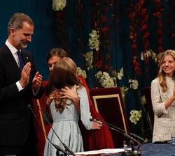 Su Alteza Real la Princesa de Asturias recibe la felicitación de Su Majestad la Reina al finalizar su intervención