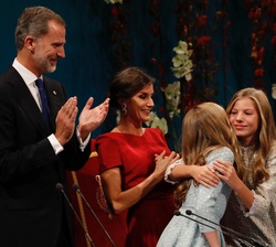 Su Alteza Real la Princesa de Asturias recibe la felicitación de Su Alteza Real la Infanta Doña Sofía al finalizar su intervención