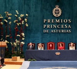 Vista general del escenario durante la intervención de Su Majestad el Rey