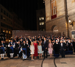 Sus Majestades los Reyes, Sus Altezas Reales la Princesa de Asturias y la Infanta Doña Sofía y Su Majestad la Reina Sofía, a su salida del Teatro Camp