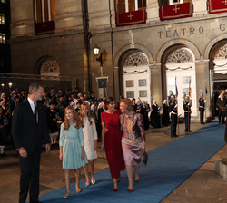 Sus Majestades los Reyes, Sus Altezas Reales la Princesa de Asturias y la Infanta Doña Sofía y Su Majestad la Reina Sofía, a su salida del Teatro Camp