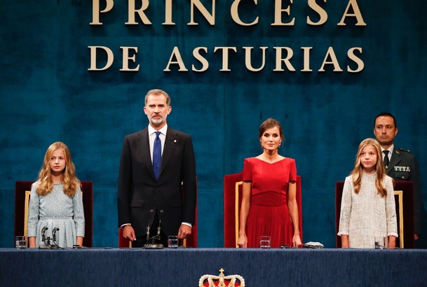 Sus Majestades los Reyes y Sus Altezas Reales la Princesa de Asturias y la Infanta Doña Sofía, en la mesa presidencial, durante la interpretación del 