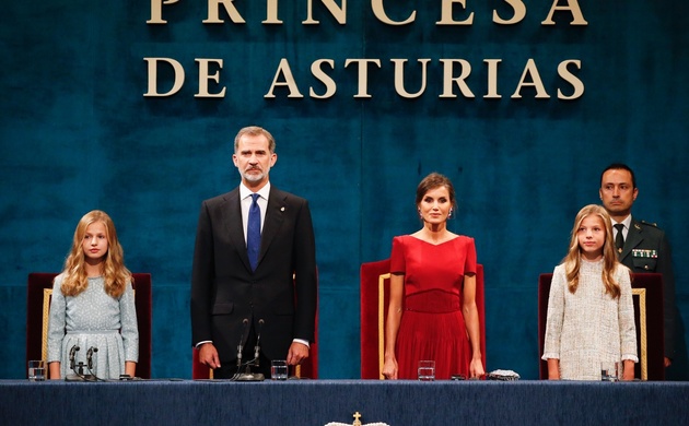 Sus Majestades los Reyes y Sus Altezas Reales la Princesa de Asturias y la Infanta Doña Sofía, en la mesa presidencial, durante la interpretación del 