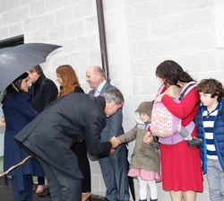 Sus Majestades los Reyes saludan a su llegada a la aldea de Asiegu