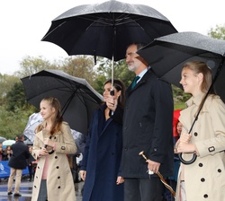 Sus Majestades los Reyes, Su Alteza Real la Princesa de Asturias y Su Alteza Real la Infanta Doña Sofía a su llegada a la aldea de Asiegu