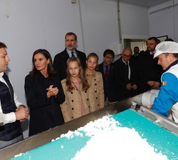 Sus Majestades los Reyes, Su Alteza Real la Princesa de Asturias y Su Alteza Real la Infanta Doña Sofía durante  la explicación de  las técnicas sobre