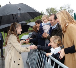 Su Alteza Real la Princesa de Asturias saluda durante su recorrido por las calles de la aldea de Asiegu