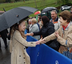 Su Alteza Real la Princesa de Asturias saluda durante su recorrido por las calles de la aldea de Asiegu