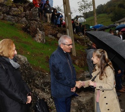 Su Alteza Real la Princesa de Asturias saluda durante su recorrido por las calles de la aldea de Asiegu