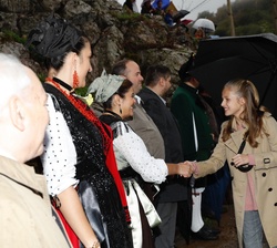 Su Alteza Real la Princesa de Asturias saluda durante su recorrido por las calles de la aldea de Asiegu