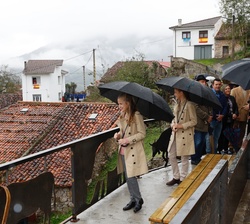Su Alteza Real la Princesa de Asturias y Su Alteza Real la Infanta Doña Sofía en la balaustrada titulada “Homenaje a les vaques”