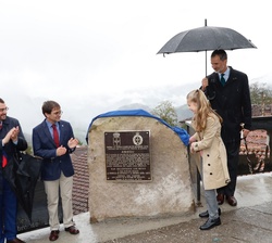 Su Alteza Real la Princesa de Asturias junto a Su Majestad el Rey descubre la placa conmemorativa