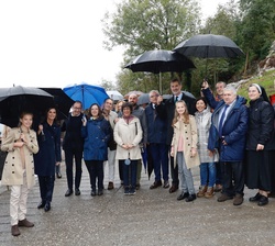 Sus Majestades los Reyes, Su Alteza Real la Princesa de Asturias y Su Alteza Real la Infanta Doña Sofía durante su recorrido por las calles de la alde