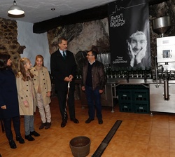 Sus Majestades los Reyes, Su Alteza Real la Princesa de Asturias y Su Alteza Real la Infanta Doña Sofía visitan el Llagar Sidra Pamirandi