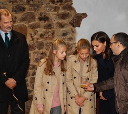 Sus Majestades los Reyes, Su Alteza Real la Princesa de Asturias y Su Alteza Real la Infanta Doña Sofía observan como se elabora de forma artesanal la