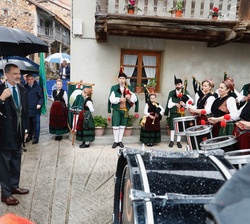 Don Felipe escucha la interpretacion de la Banda de Gaitas de DOP Cabrales “Picos de Europa”