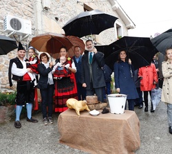 Sus Majestades los Reyes, Su Alteza Real la Princesa de Asturias y Su Alteza Real la Infanta Doña Sofía durante su visita a la Quesería de Asiegu