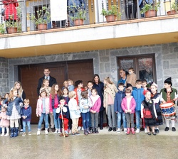 Sus Majestades los Reyes, Su Alteza Real la Princesa de Asturias y Su Alteza Real la Infanta Doña Sofía con un grupo de niños de Asiegu