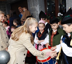 Su Alteza Real la Princesa de Asturias saluda a uno de los dos niños que interpretaban una pieza musical con gaitas