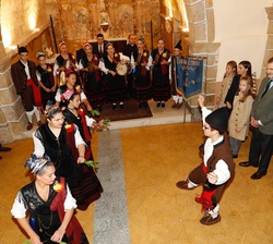 Sus Majestades los Reyes, Su Alteza Real la Princesa de Asturias y Su Alteza Real la Infanta Doña Sofía observan la interpretación del baile “co