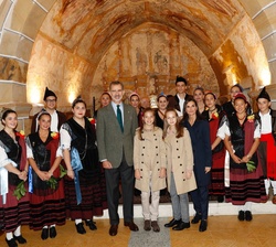 Sus Majestades los Reyes, Su Alteza Real la Princesa de Asturias y Su Alteza Real la Infanta Doña Sofía con los miembros del grupo folclórico “C