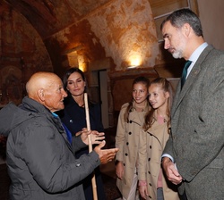 Sus Majestades los Reyes, Su Alteza Real la Princesa de Asturias y Su Alteza Real la Infanta Doña Sofía conversan con un vecino en la Iglesia de San M