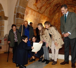 Sus Majestades los Reyes, Su Alteza Real la Princesa de Asturias y Su Alteza Real la Infanta Doña Sofía durante la explicación sobre la restauración d